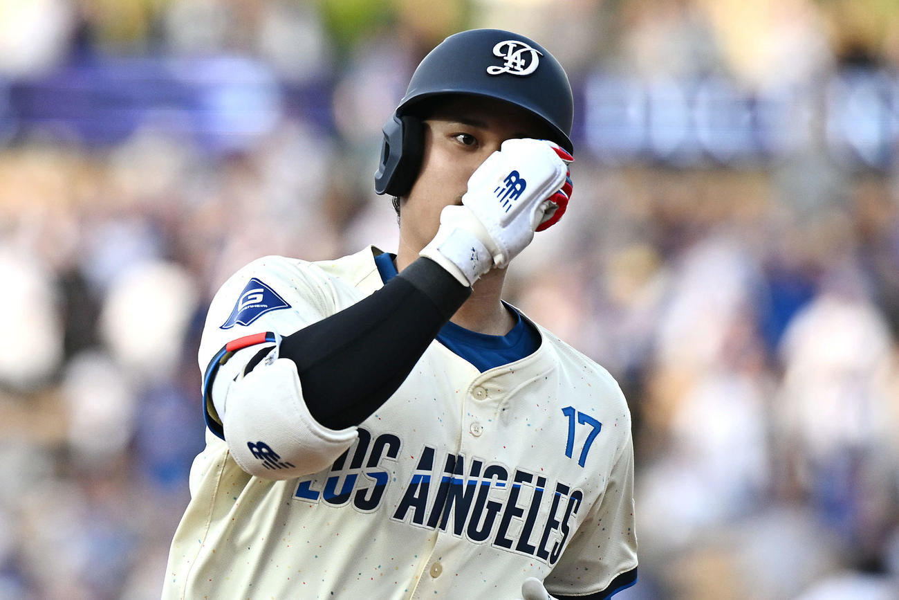 ドジャース対ジャイアンツ　1回裏ドジャース無死、先制ソロ本塁打を放った大谷はデコルテポーズを決める（撮影・滝沢徹郎）