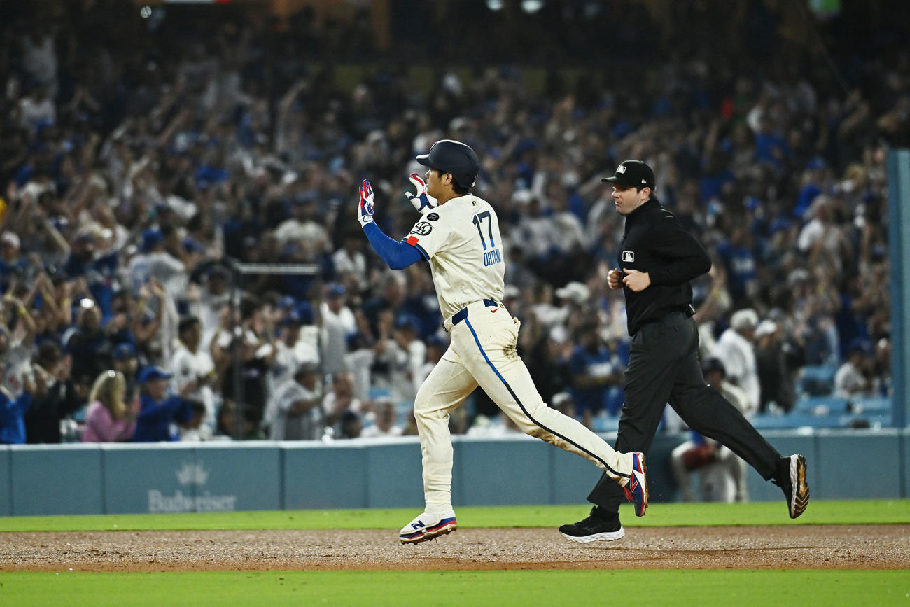 ドジャース対ジャイアンツ　6回裏ドジャース無死、右中間へソロ本塁打を放った大谷はベンチへ向かってポーズを決める（撮影・滝沢徹郎）