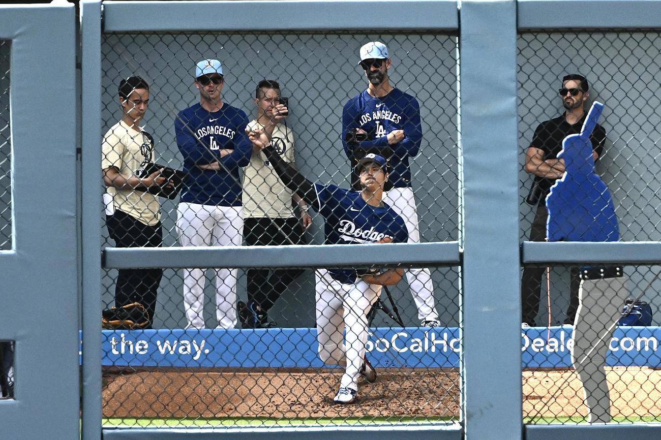 ドジャース対ジャイアンツ　試合前のブルペンで投球練習するドジャース大谷（撮影・滝沢徹郎）