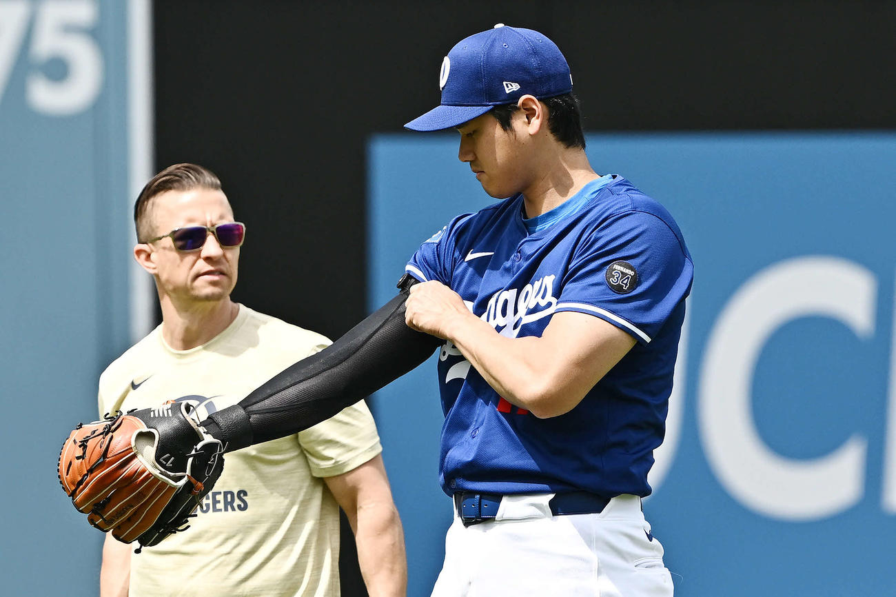 ドジャース対ジャイアンツ　試合前練習で腕のサポーターを付け替えるドジャース大谷（撮影・滝沢徹郎）