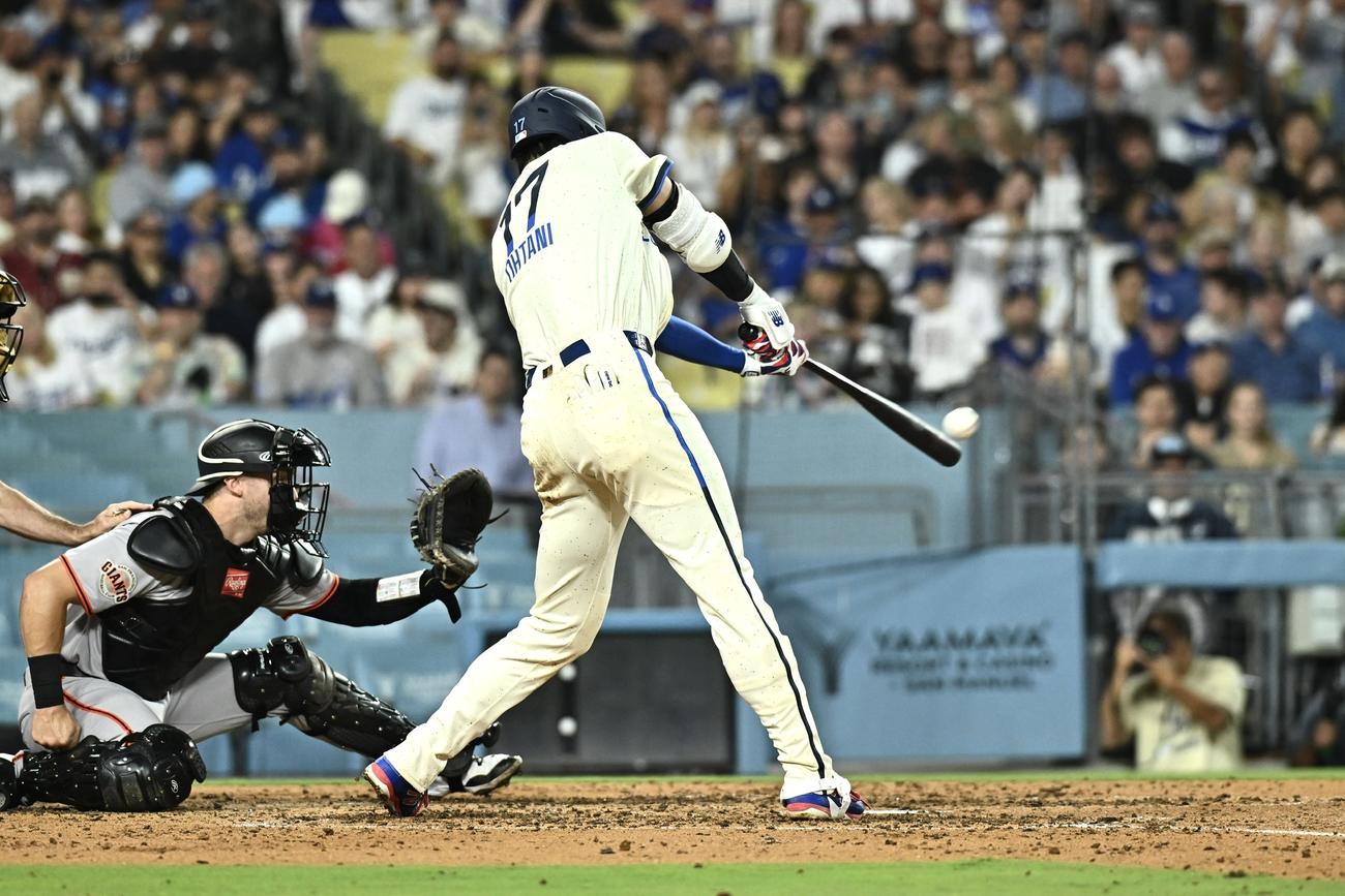 ドジャース対ジャイアンツ　6回裏ドジャース無死、大谷は右中間へソロ本塁打を放つ（撮影・滝沢徹郎）