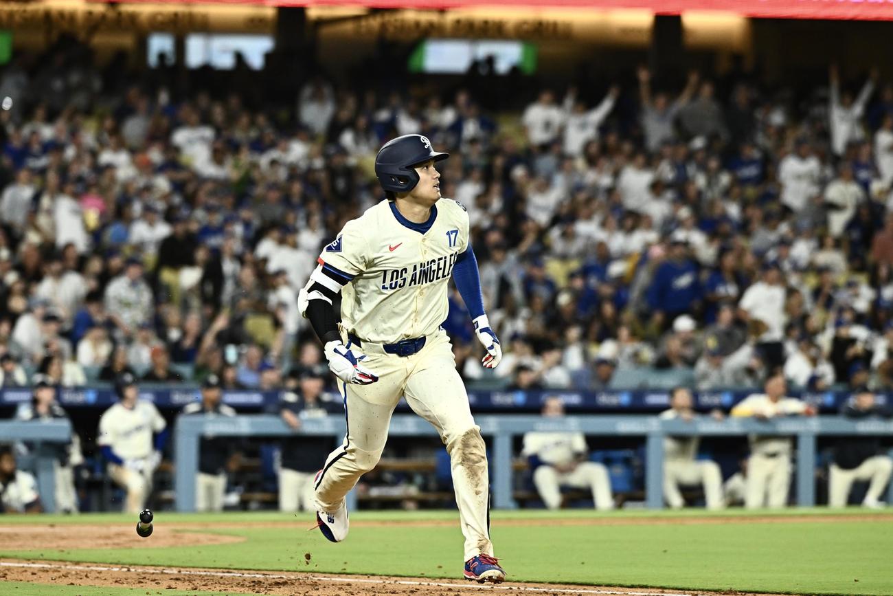 ドジャース対ジャイアンツ　6回裏ドジャース無死、大谷は右中間へソロ本塁打を放つ（撮影・滝沢徹郎）