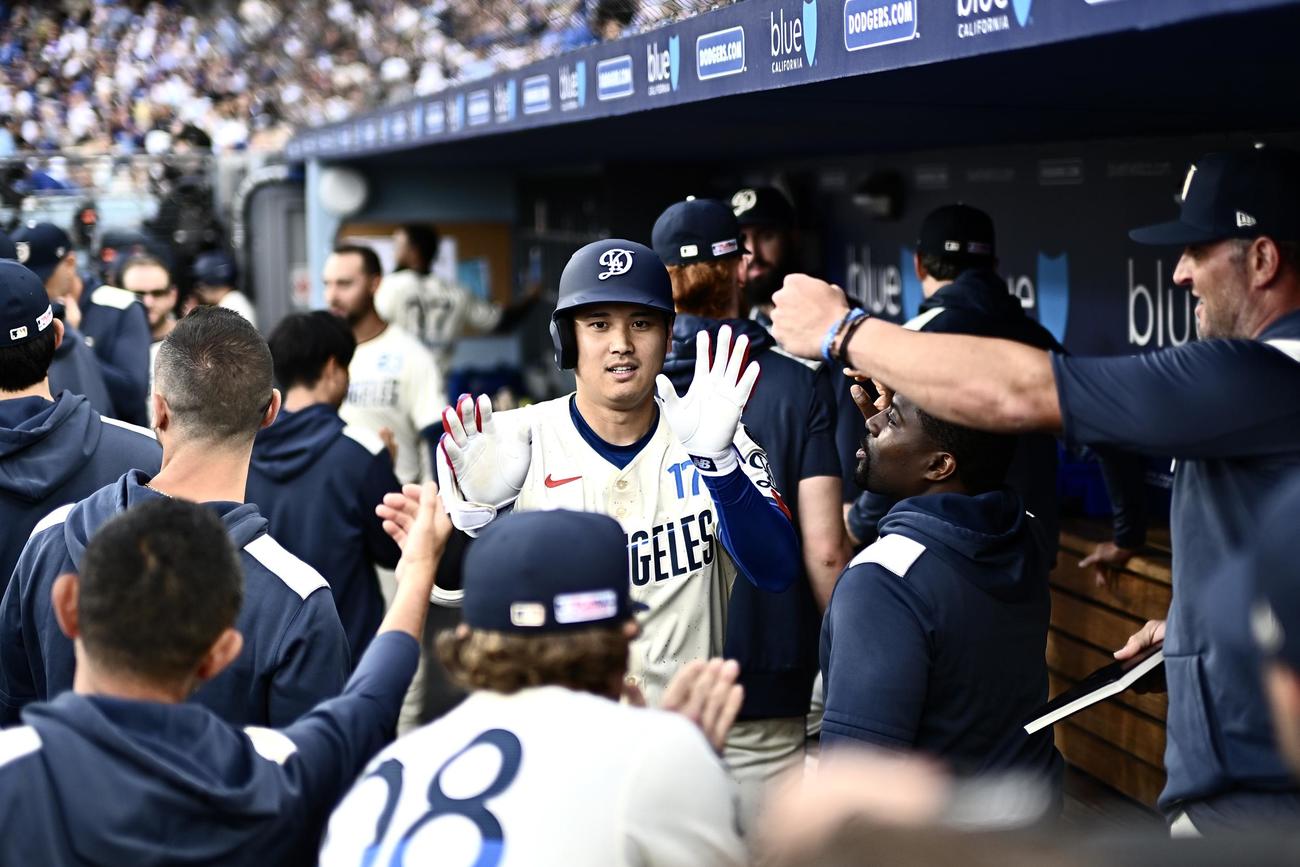 ドジャース対ジャイアンツ　1回裏ドジャース無死、先制ソロ本塁打を放った大谷（中央）は生還しチームメートとタッチを交わす（撮影・滝沢徹郎）