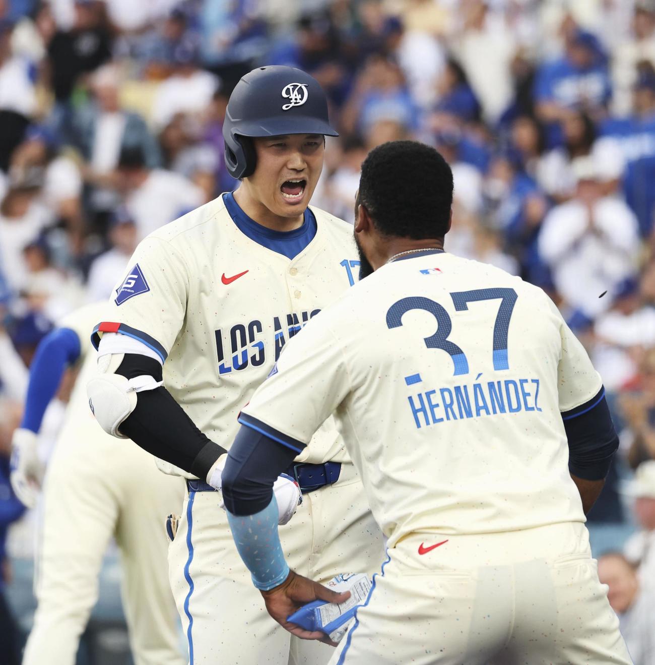 ジャイアンツ戦の1回、24号ソロを放ちT・ヘルナンデス（右）とポーズをとるドジャース大谷（共同）
