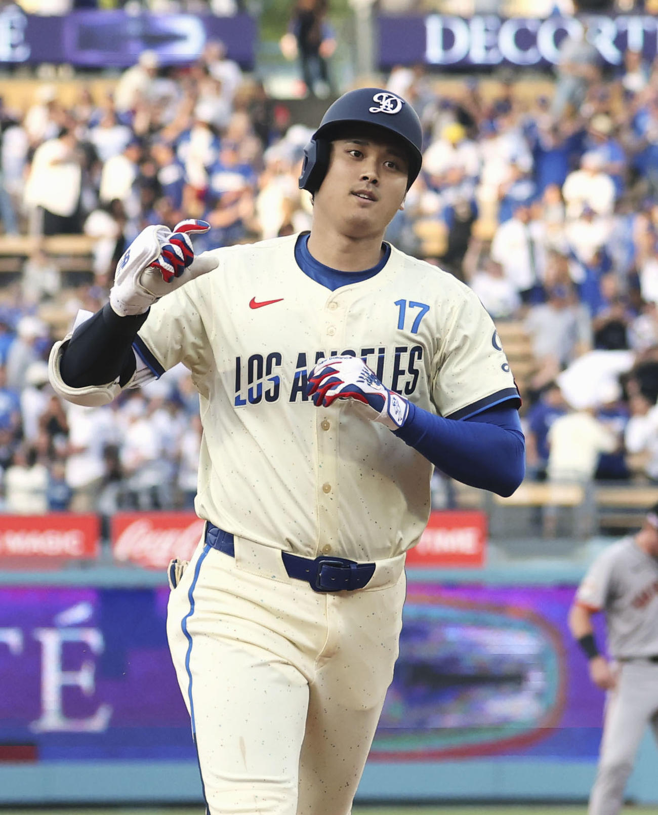 ジャイアンツ戦の1回、24号ソロを放ち塁を回るドジャース大谷（共同）