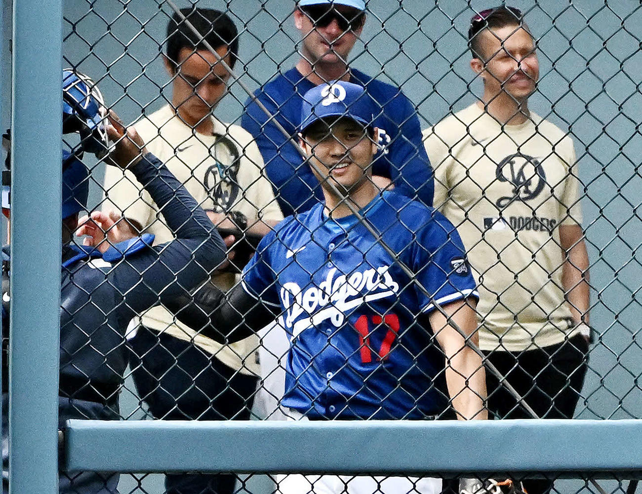 ドジャース対ジャイアンツ　試合前のブルペンの投球練習を終え笑顔のドジャース大谷（撮影・滝沢徹郎）