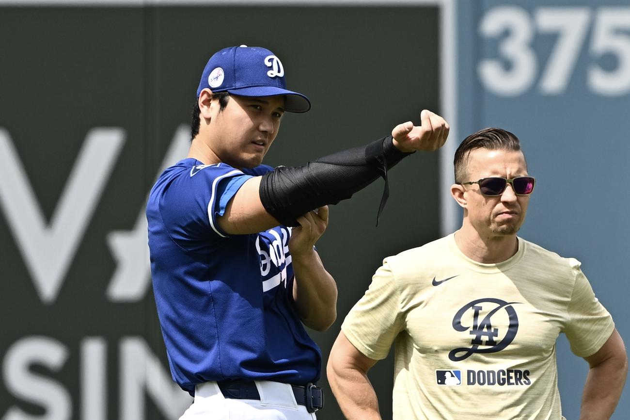 ドジャース対ジャイアンツ　試合前練習で腕のサポーターを付け替えるドジャース大谷（撮影・滝沢徹郎）