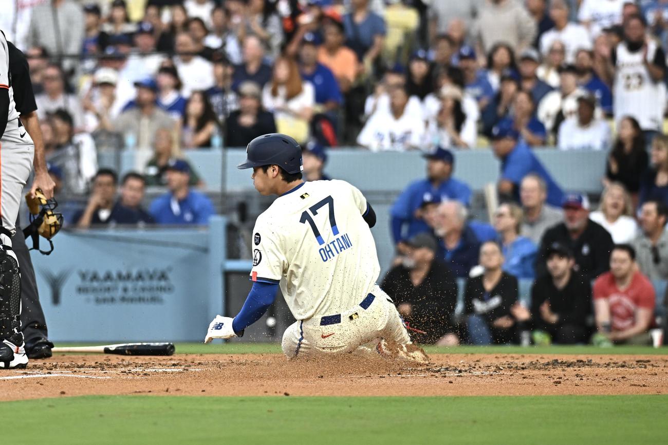 ドジャース対ジャイアンツ　2回裏ドジャース1死満塁、スミスの犠飛から生還する三塁走者大谷は勢い余って1回転する（撮影・滝沢徹郎）