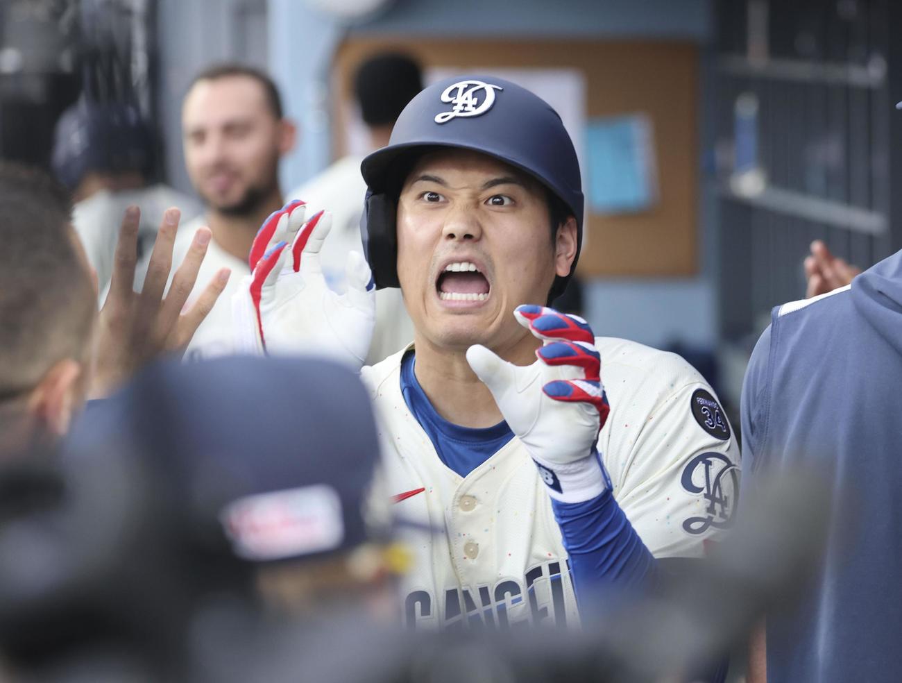 ジャイアンツ戦の1回、24号ソロを放ちベンチで迎えられるドジャース大谷（共同）
