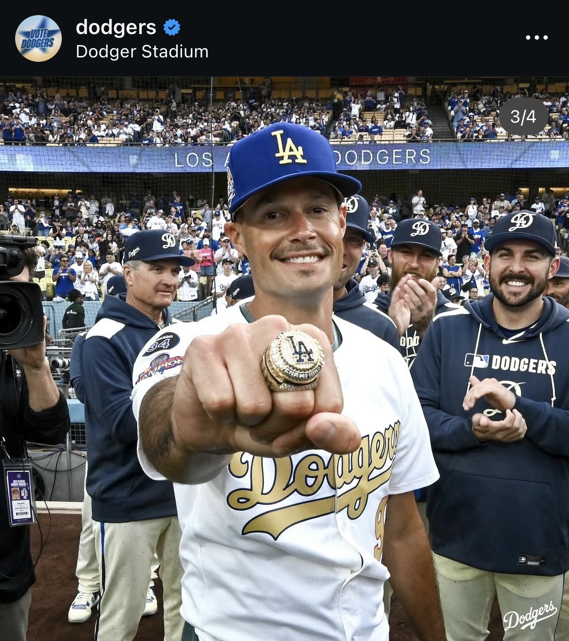 チャンピオンリングを贈られたケリー（ドジャース公式インスタグラムから）