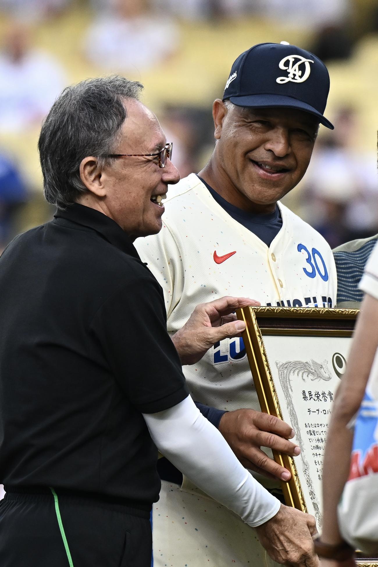 ドジャース対ジャイアンツ　試合前に玉城デニー沖縄県知事（左）から県民栄誉賞を授与されるドジャースのロバーツ監督（撮影・滝沢徹郎）