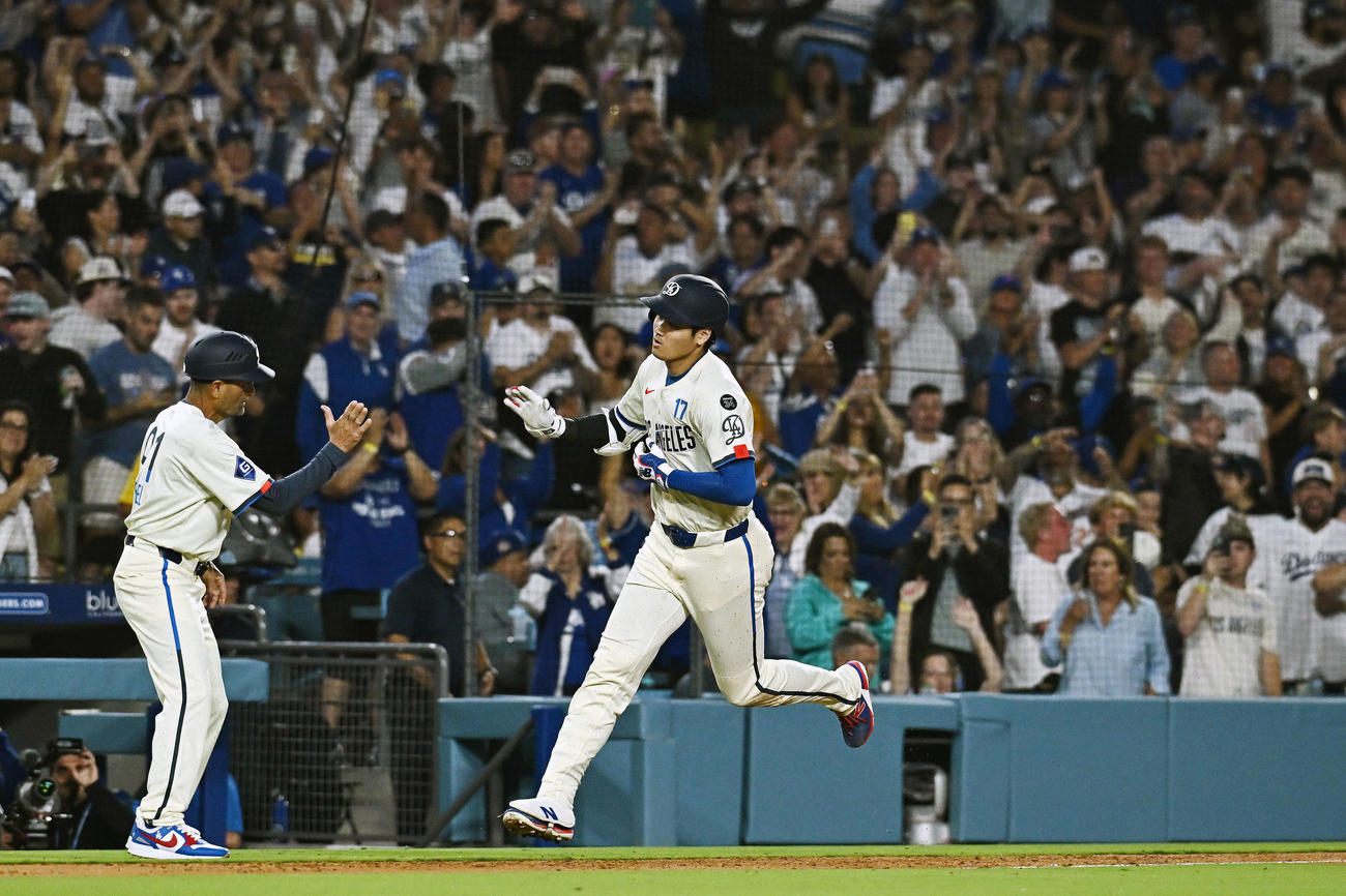 ドジャース対ジャイアンツ　6回裏ドジャース無死、右中間へソロ本塁打を放った大谷は盛り上がるファンを背に三塁を回る（撮影・滝沢徹郎）