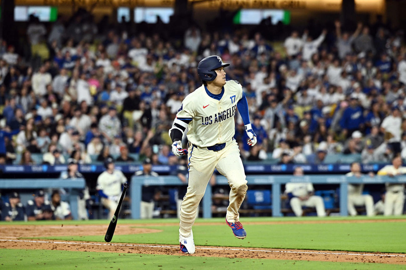 ドジャース対ジャイアンツ　6回裏ドジャース無死、大谷は右中間へソロ本塁打を放つ（撮影・滝沢徹郎）