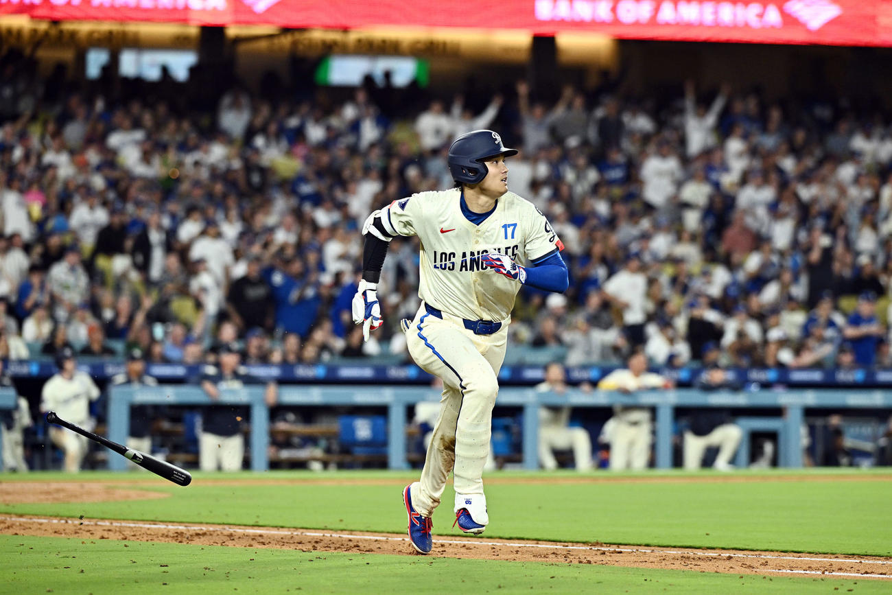 ドジャース対ジャイアンツ　6回裏ドジャース無死、大谷は右中間へソロ本塁打を放つ（撮影・滝沢徹郎）