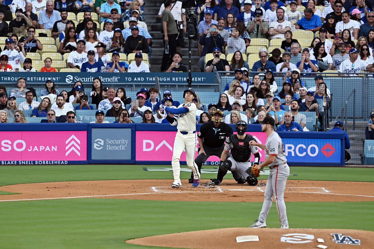 ドジャース対ジャイアンツ　1回裏ドジャース無死、大谷は右中間へ先制ソロ本塁打を放つ。投手ループ（撮影・滝沢徹郎）