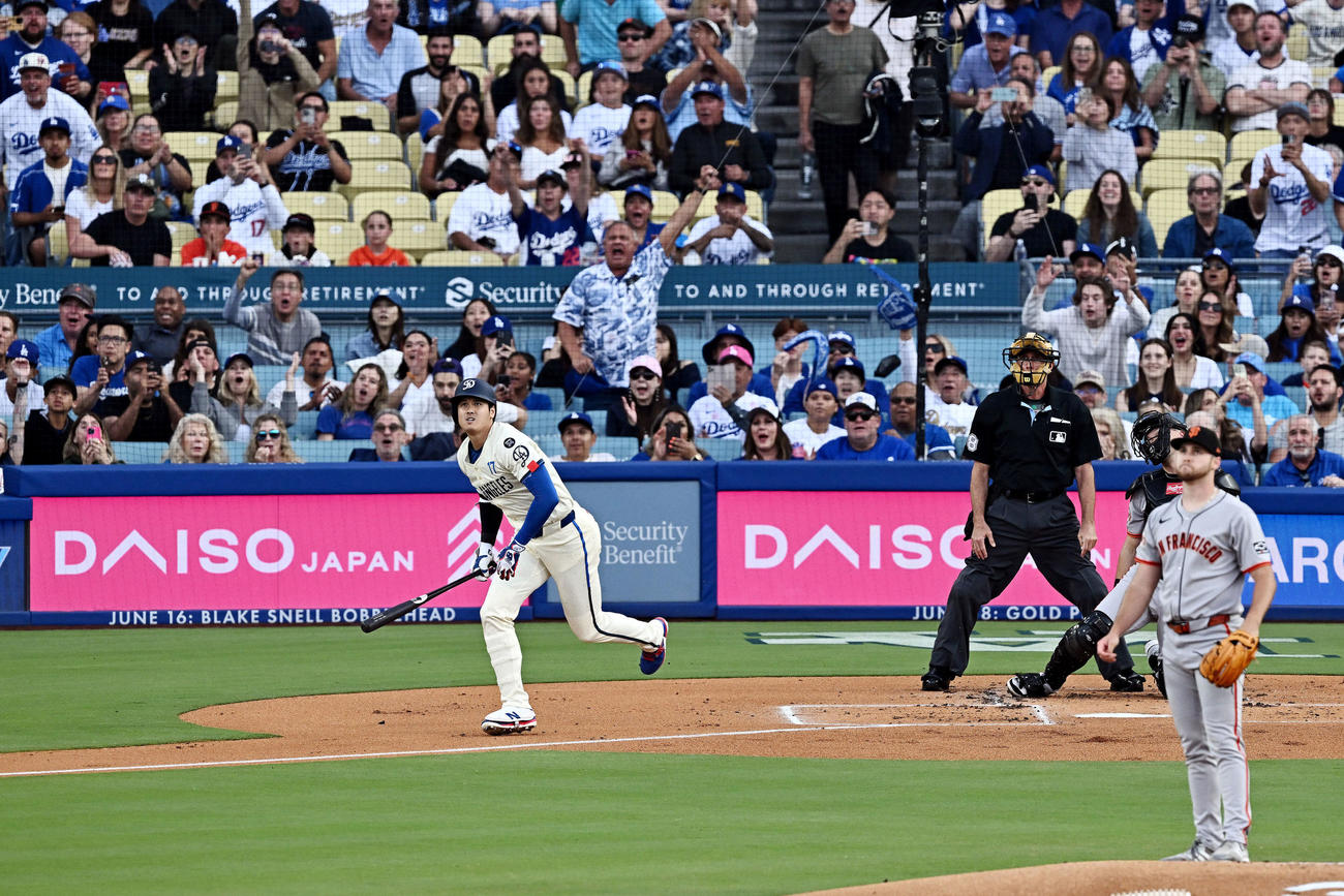ドジャース対ジャイアンツ　1回裏ドジャース無死、大谷は右中間へ先制ソロ本塁打を放つ。投手ループ（撮影・滝沢徹郎）