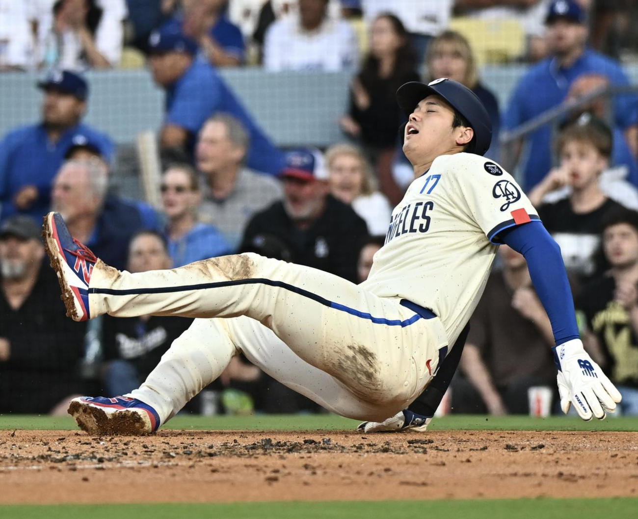 ドジャース対ジャイアンツ　2回裏ドジャース1死満塁、スミスの犠飛から生還する三塁走者大谷は勢い余って1回転する（撮影・滝沢徹郎）