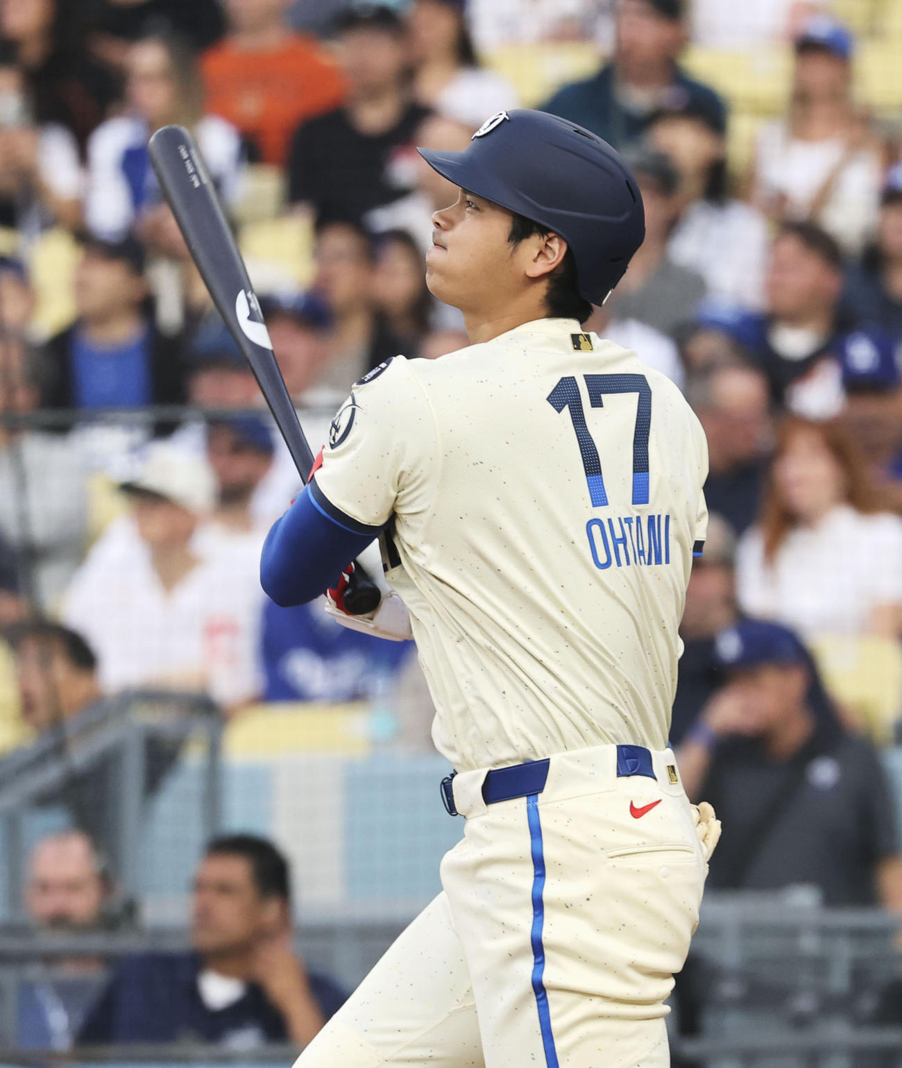 ジャイアンツ戦の1回、24号ソロを放つドジャース・大谷（共同）