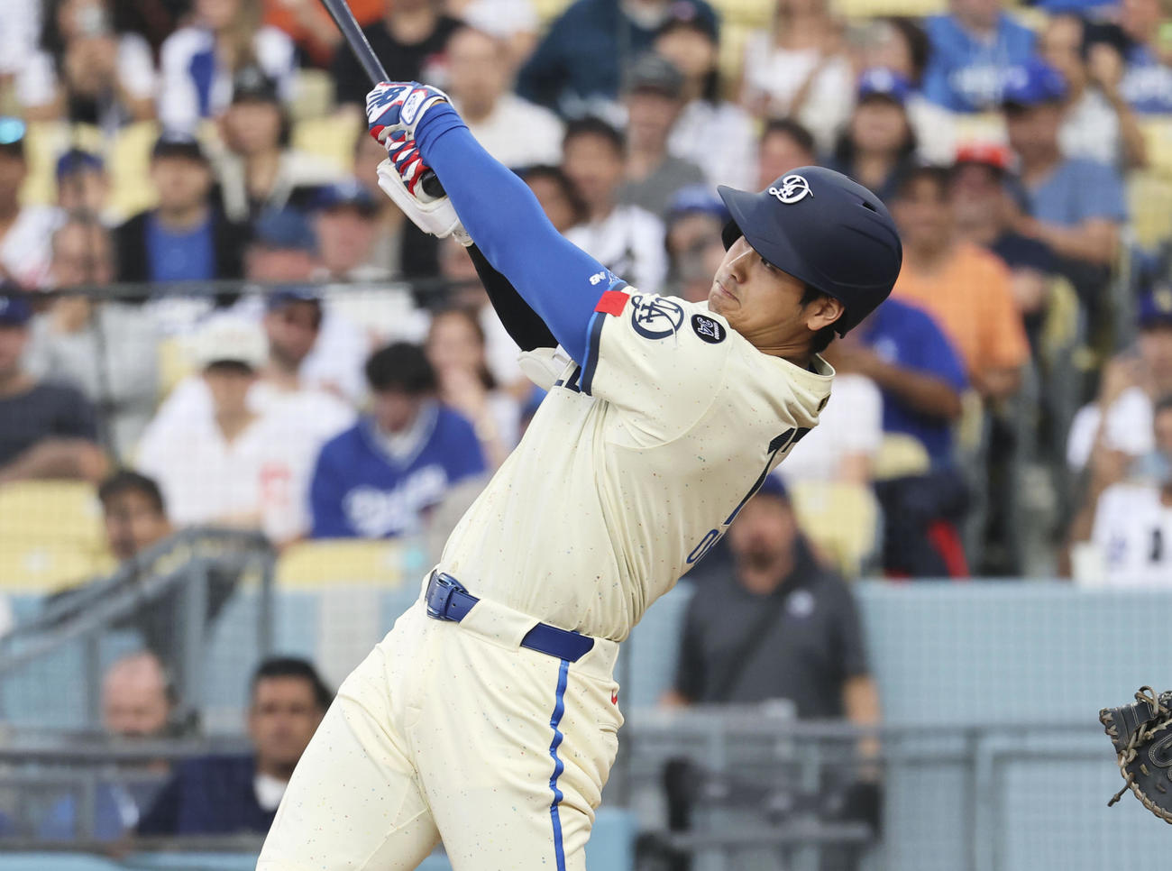 ジャイアンツ戦の1回、24号ソロを放つドジャース大谷（共同）
