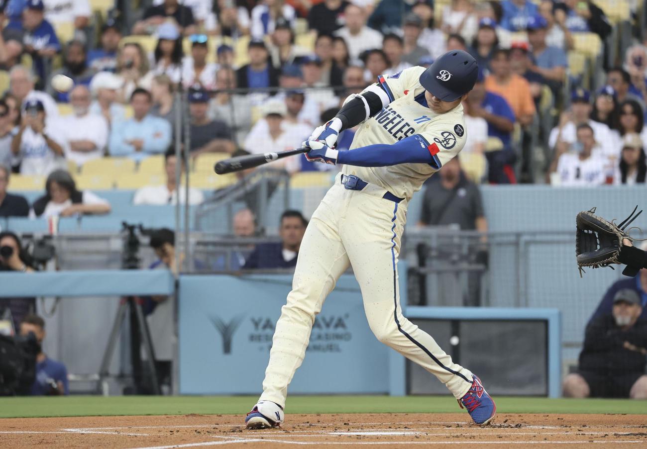 ジャイアンツ戦の1回、24号ソロを放つドジャース大谷（共同）