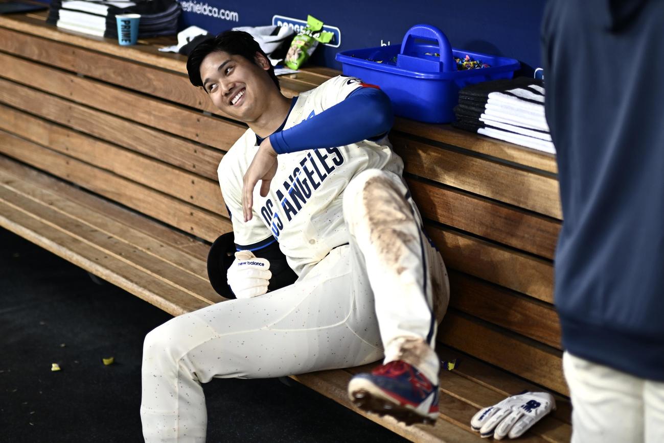 ドジャース対ジャイアンツ　2回裏、生還時に勢い余って1回転したドジャース大谷はベンチに戻り再現する（撮影・滝沢徹郎）