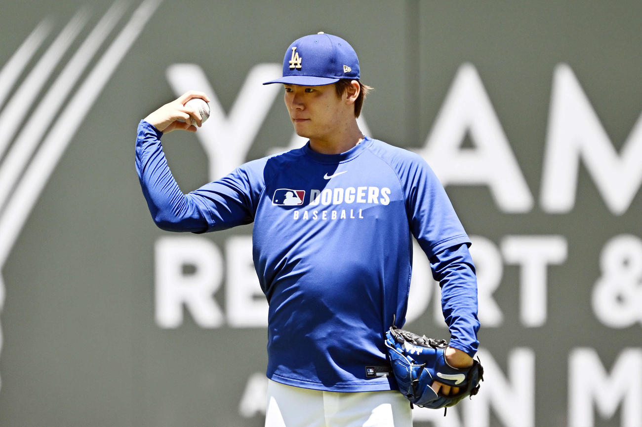 ドジャース対ジャイアンツ　試合前練習で調整するドジャース山本（撮影・滝沢徹郎）