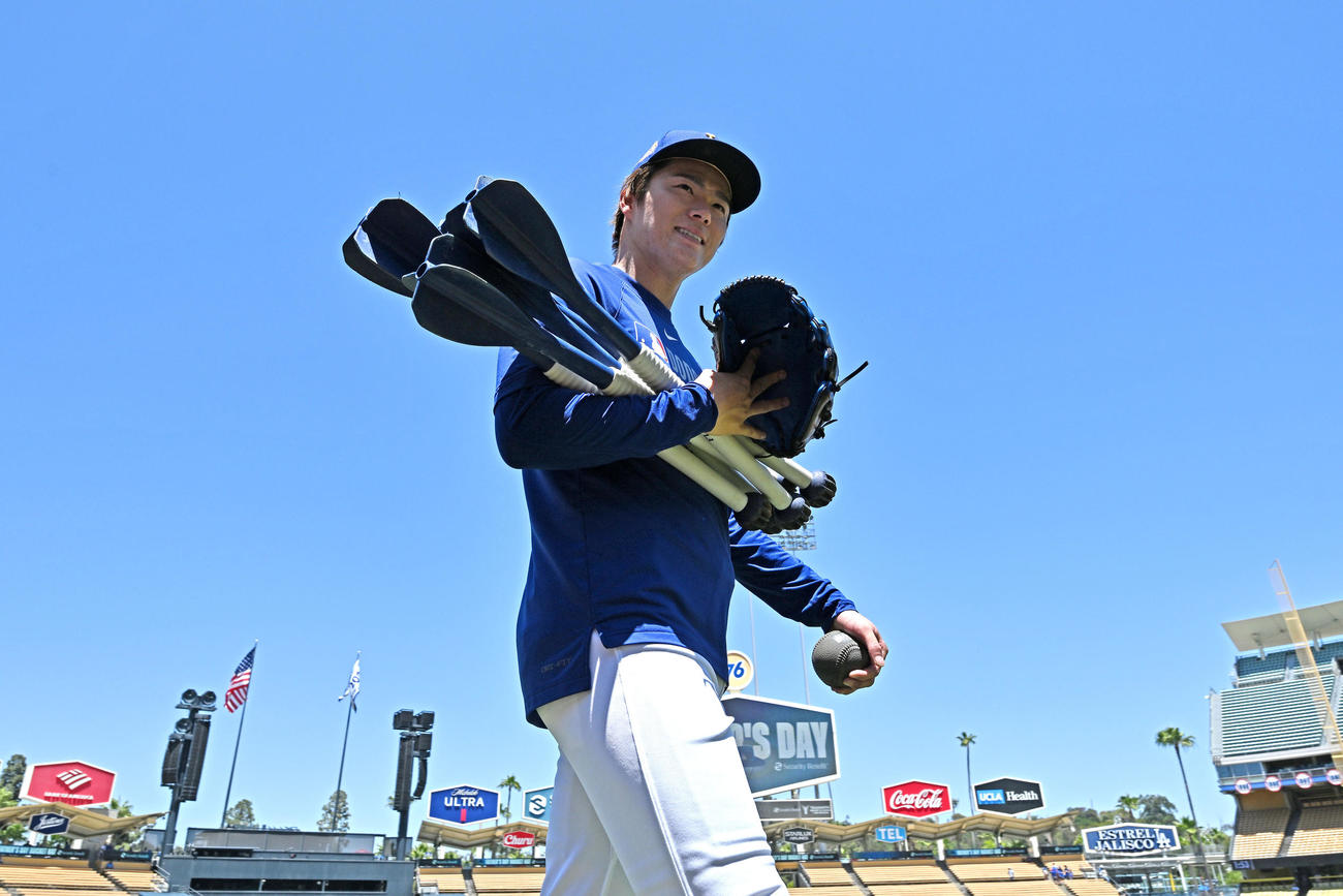 ドジャース対ジャイアンツ　試合前練習の調整を終え引き揚げるドジャース山本（撮影・滝沢徹郎）