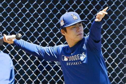 ドジャース対ジャイアンツ　試合前練習で目を閉じてやりを投げるドジャース山本（撮影・滝沢徹郎）