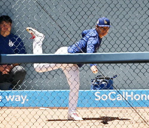 ドジャース対ジャイアンツ　試合前練習のブルペンでシャドーピッチングするドジャース山本（撮影・滝沢徹郎）