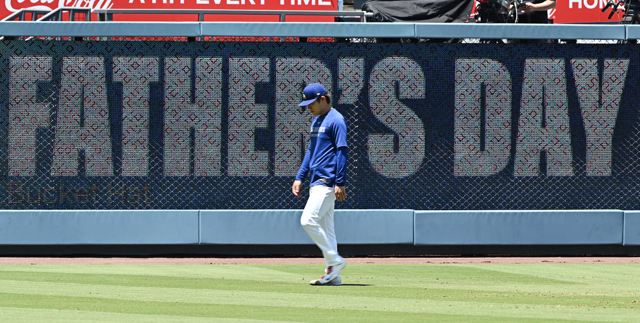 ドジャース対ジャイアンツ　試合前練習で調整するドジャース山本（撮影・滝沢徹郎）