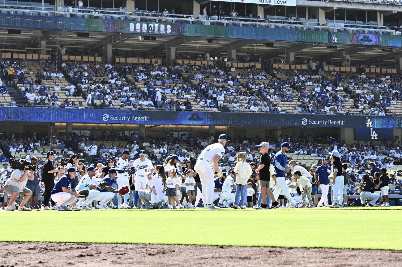 ドジャース対ジャイアンツ　父の日にちなみ選手の子供たちが始球式で投球する（撮影・滝沢徹郎）