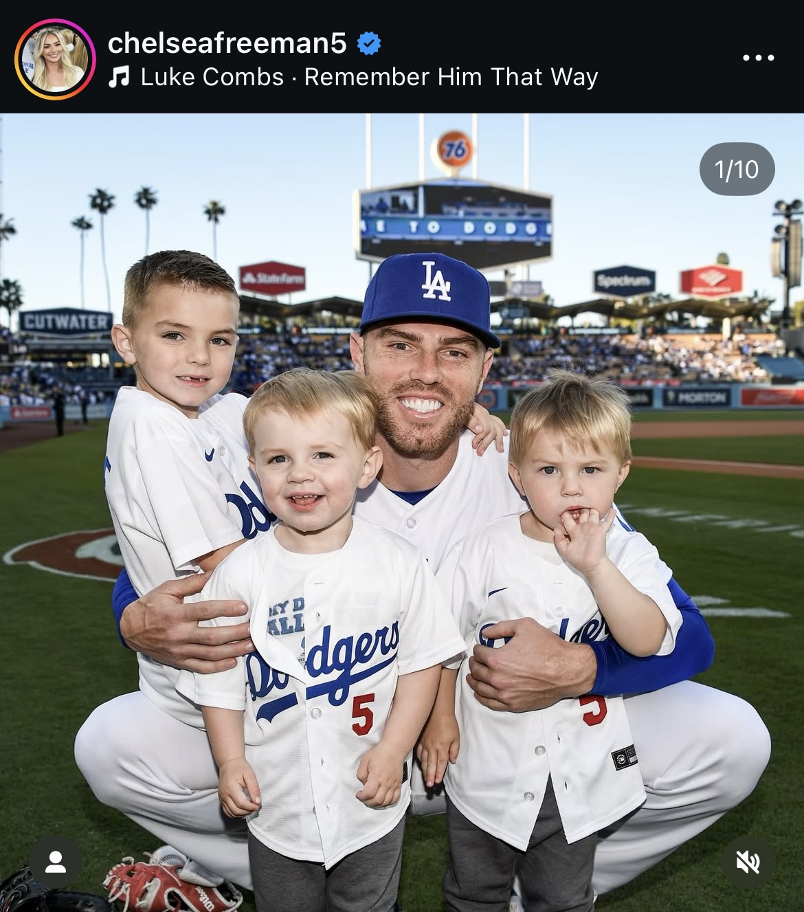 3人の息子とフリーマンの笑顔ショット（妻チェルシー夫人のインスタグラムから）