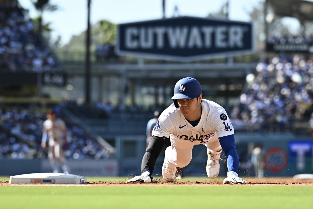 ドジャース対ジャイアンツ　2回裏ドジャース2死一塁、一塁に帰塁する大谷（撮影・滝沢徹郎）