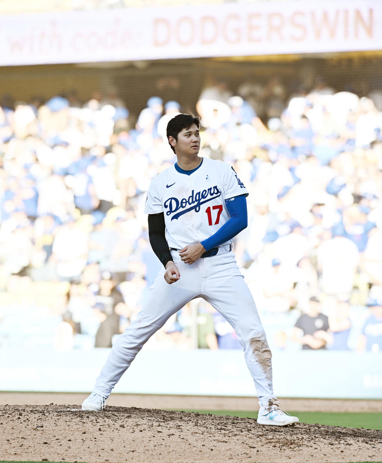 ドジャース対ジャイアンツ　試合に勝利しナインを迎えるドジャース大谷（中央）はマウンドの上でシャドーピッチングのような動きを見せる（撮影・滝沢徹郎）