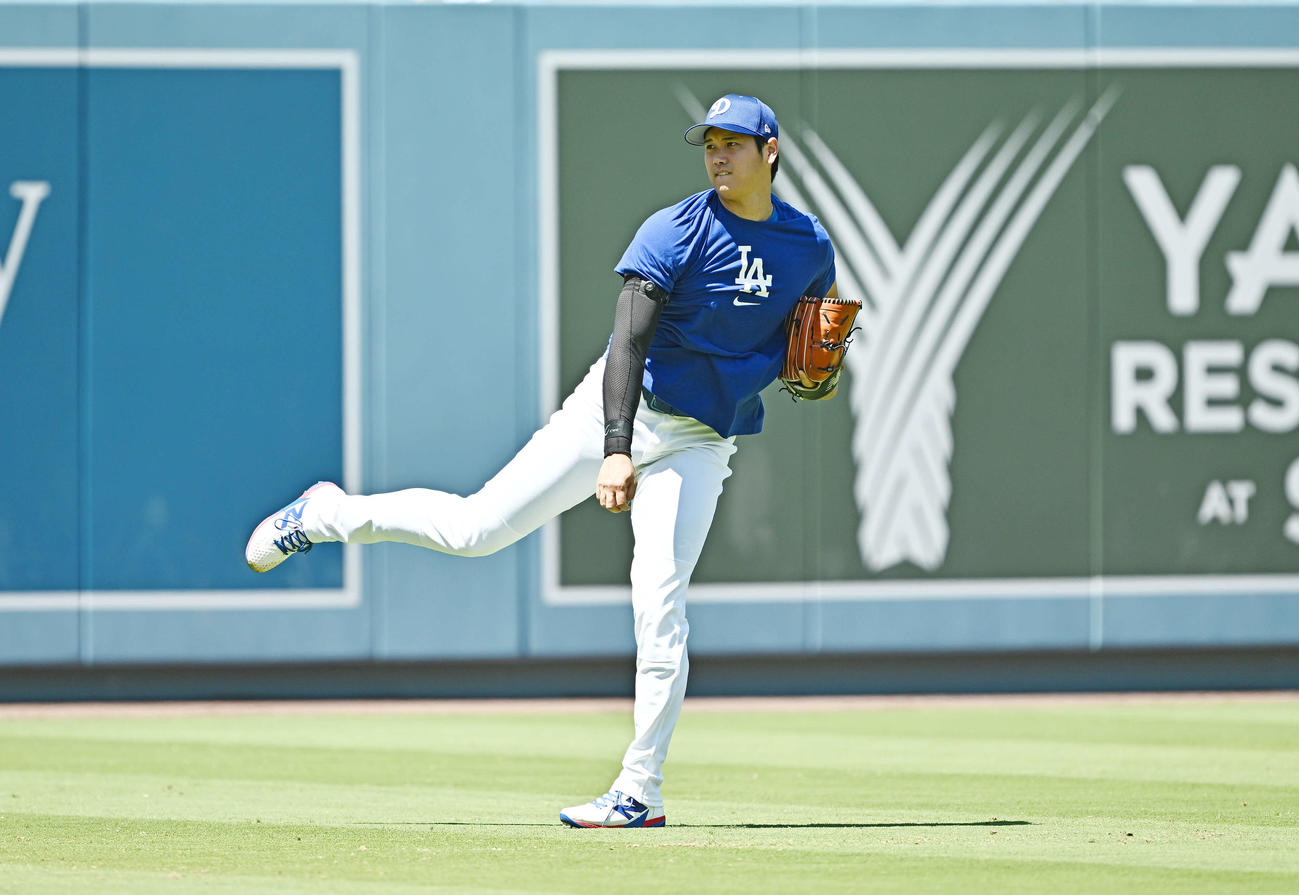ドジャース対ジャイアンツ　試合前練習でキャッチボールするドジャース大谷（撮影・滝沢徹郎）
