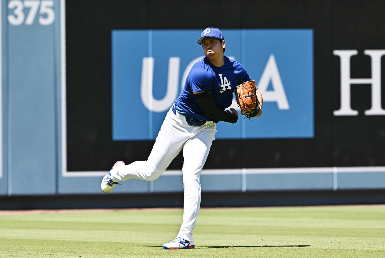 ドジャース対ジャイアンツ　試合前練習でキャッチボールするドジャース大谷（撮影・滝沢徹郎）