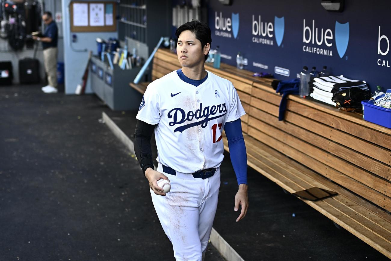 ドジャース対ジャイアンツ　ベンチボールを手に取るドジャース大谷（撮影・滝沢徹郎）