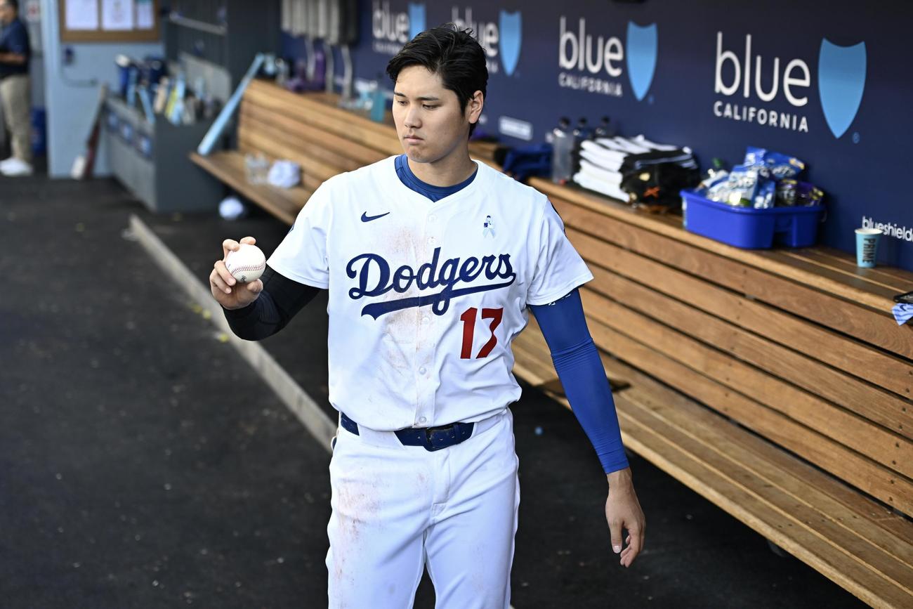 ドジャース対ジャイアンツ　ベンチで手に取ったボールを見つめるドジャース大谷（撮影・滝沢徹郎）