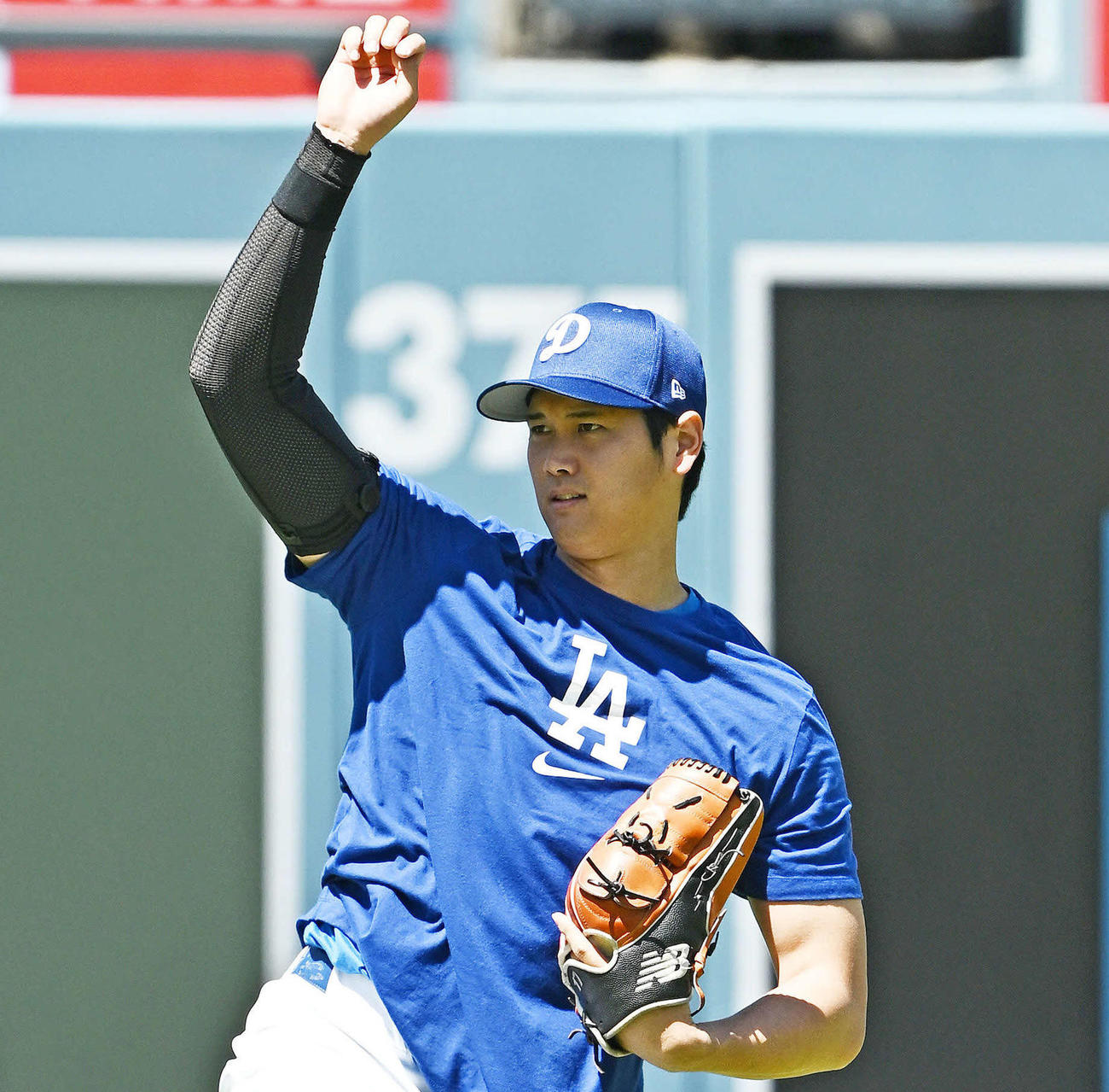 ドジャース対ジャイアンツ　試合前練習でキャッチボールするドジャース大谷（撮影・滝沢徹郎）