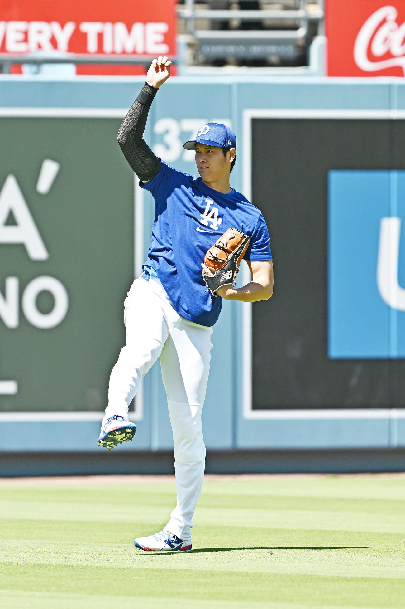 ドジャース対ジャイアンツ　試合前練習でキャッチボールするドジャース大谷（撮影・滝沢徹郎）