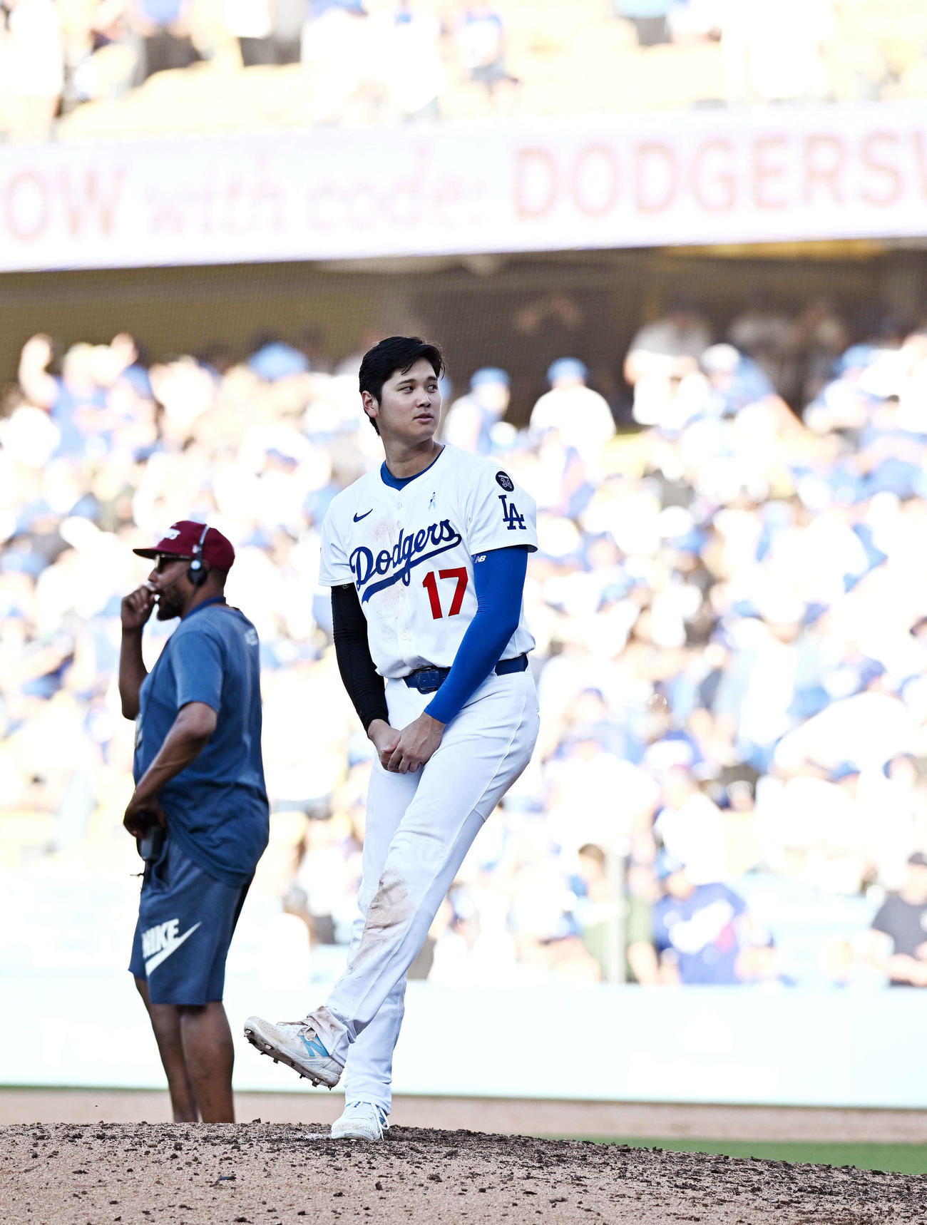 ドジャース対ジャイツ　試合に勝利しナインを迎えるドジャース大谷（中央）はマウンドの上でシャドーピッチングのような動きを見せる（撮影・滝沢徹郎）