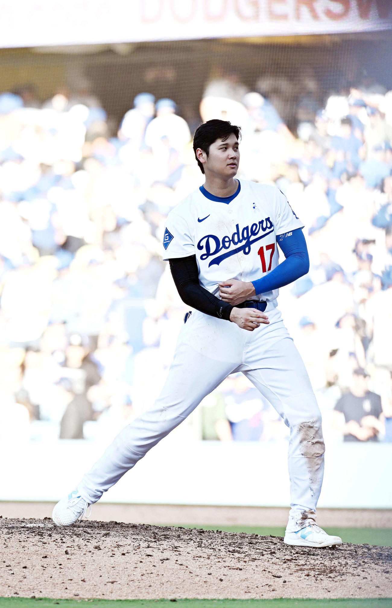 ドジャース対ジャイツ　試合に勝利しナインを迎えるドジャース大谷（中央）はマウンドの上でシャドーピッチングのような動きを見せる（撮影・滝沢徹郎）