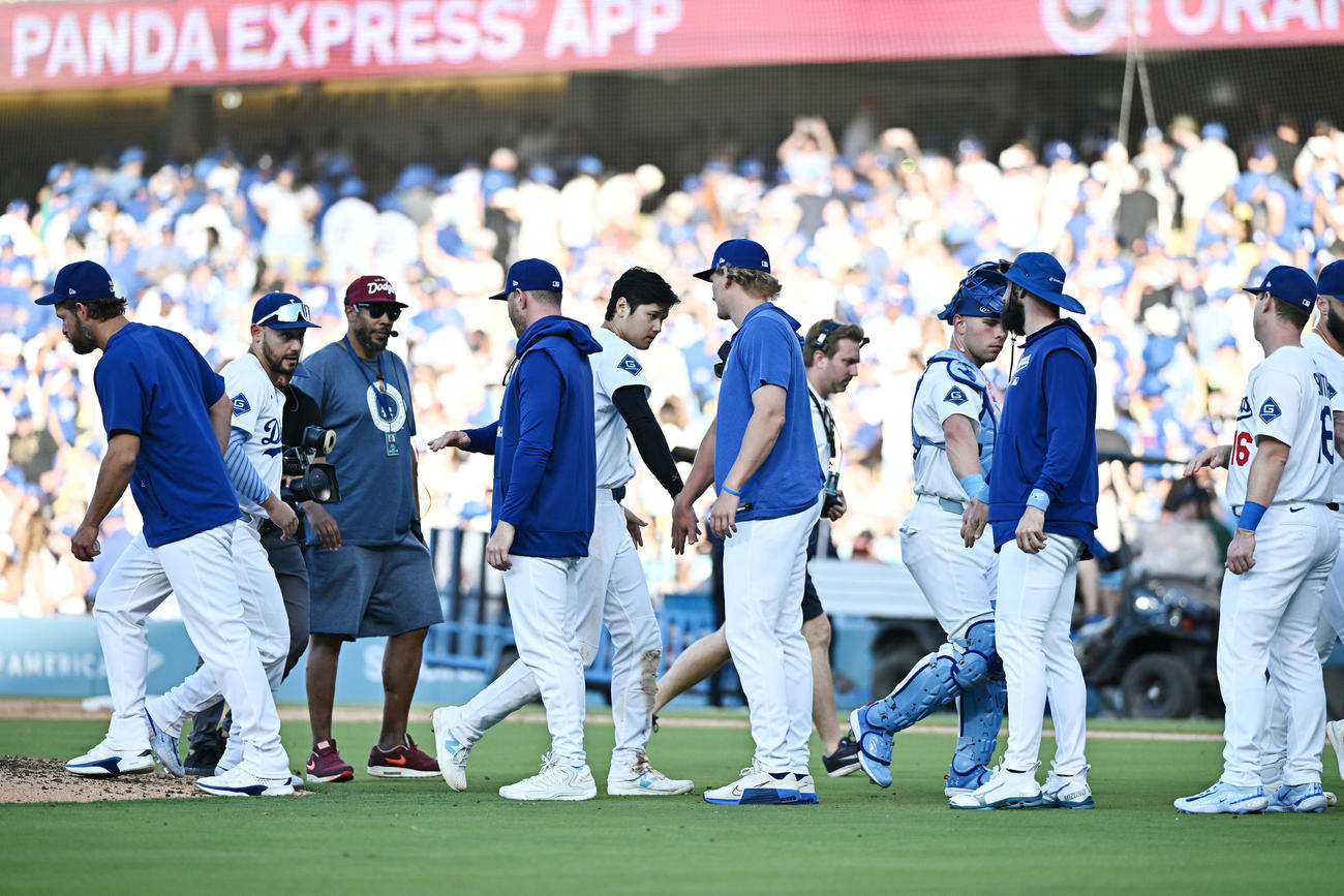 ドジャース対ジャイツ　試合に勝利しタッチを交わすドジャース大谷（中左）ら（撮影・滝沢徹郎）