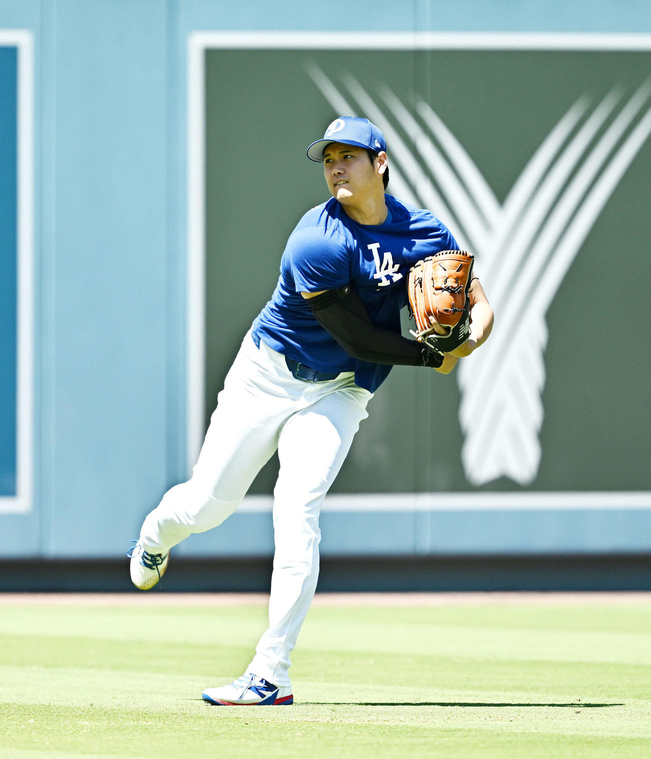 ドジャース対ジャイアンツ　試合前練習でキャッチボールするドジャース大谷（撮影・滝沢徹郎）