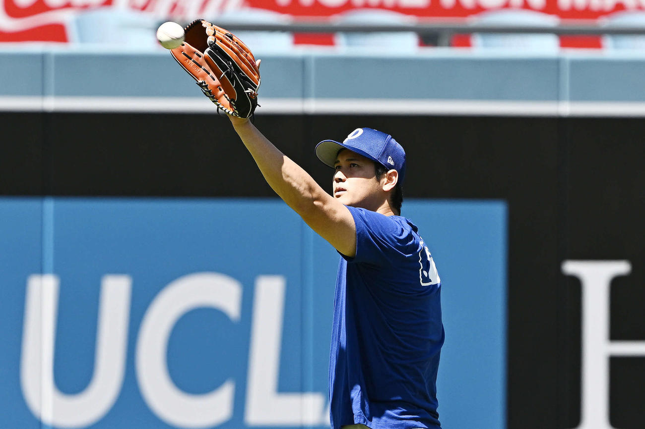 ドジャース対ジャイアンツ　試合前練習でキャッチボールするドジャース大谷（撮影・滝沢徹郎）