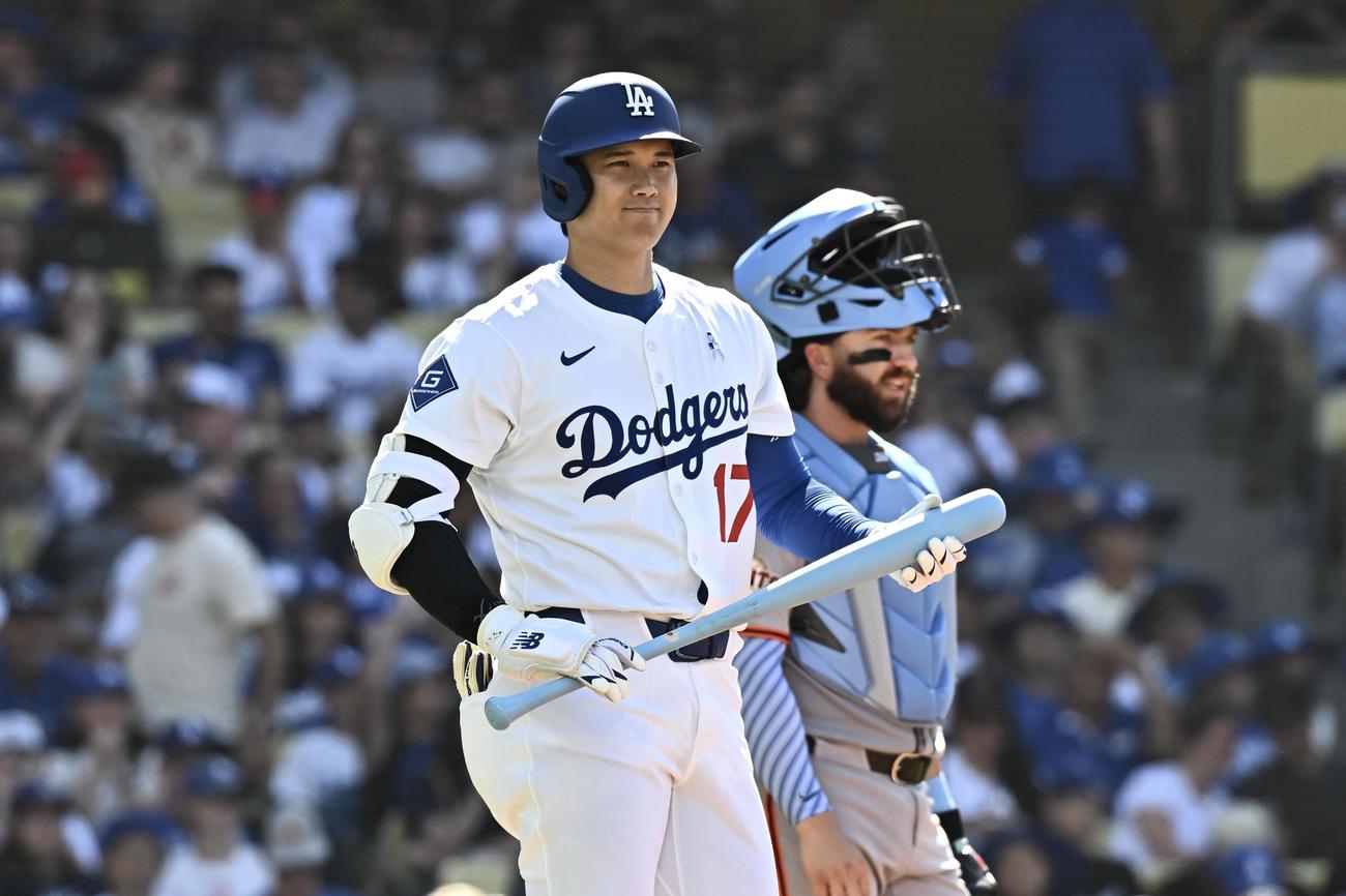 ドジャース対ジャイアンツ　父の日にちなみ水色のバットで試合に臨むドジャース大谷（撮影・滝沢徹郎）