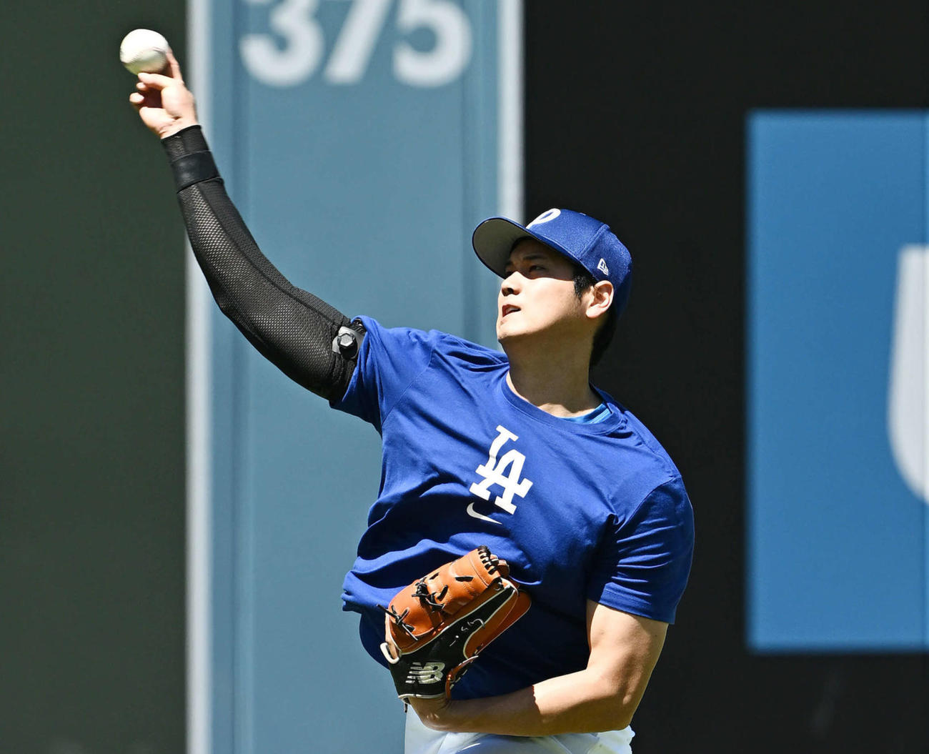 ドジャース対ジャイアンツ　試合前練習でキャッチボールするドジャース大谷（撮影・滝沢徹郎）