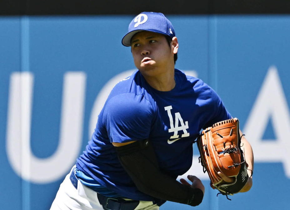 ドジャース対ジャイアンツ　試合前練習でキャッチボールするドジャース大谷（撮影・滝沢徹郎）