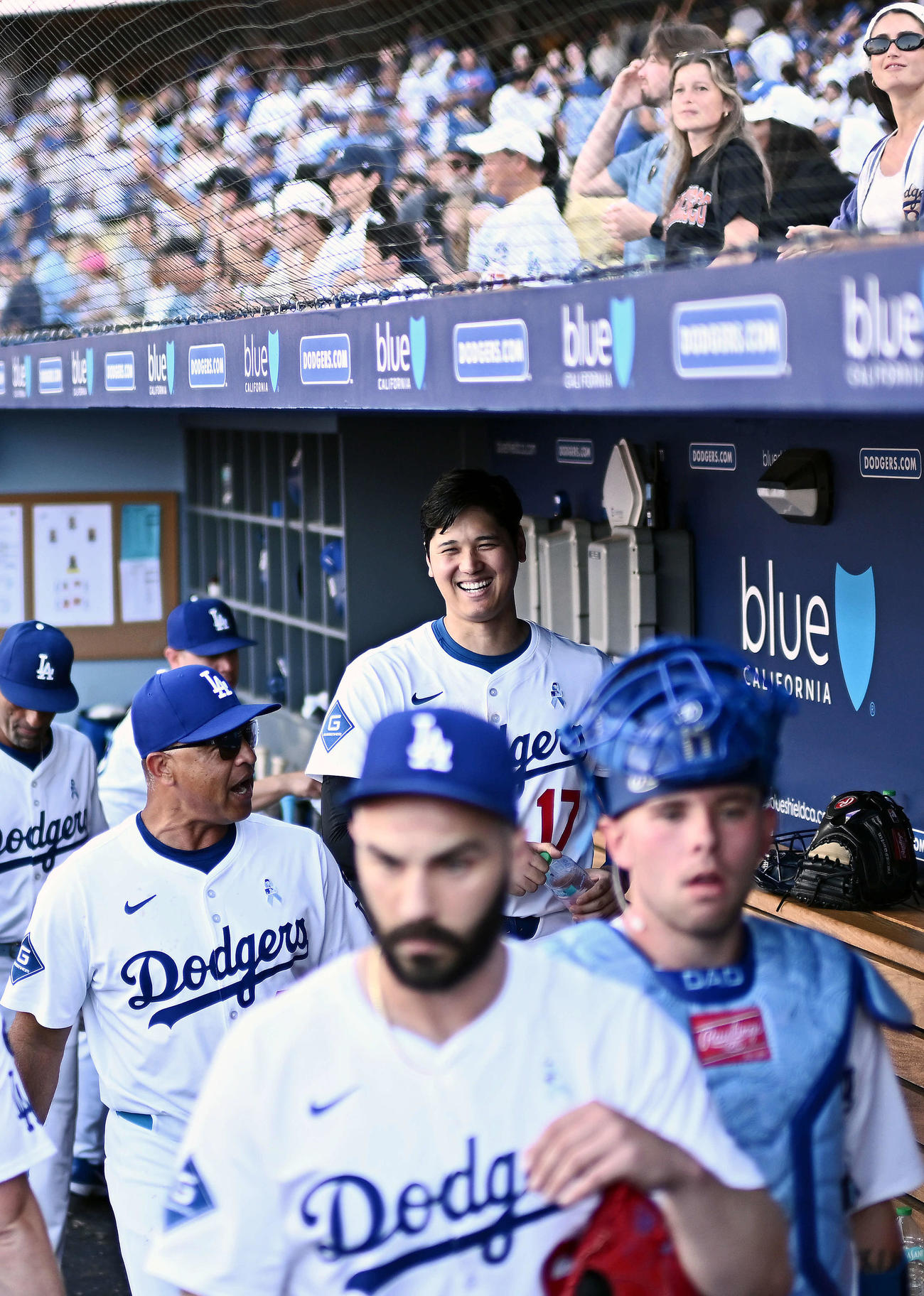 ドジャース対ジャイアンツ　試合後、ドジャース大谷（後方右）はロバーツ監督と談笑し引き揚げる（撮影・滝沢徹郎）