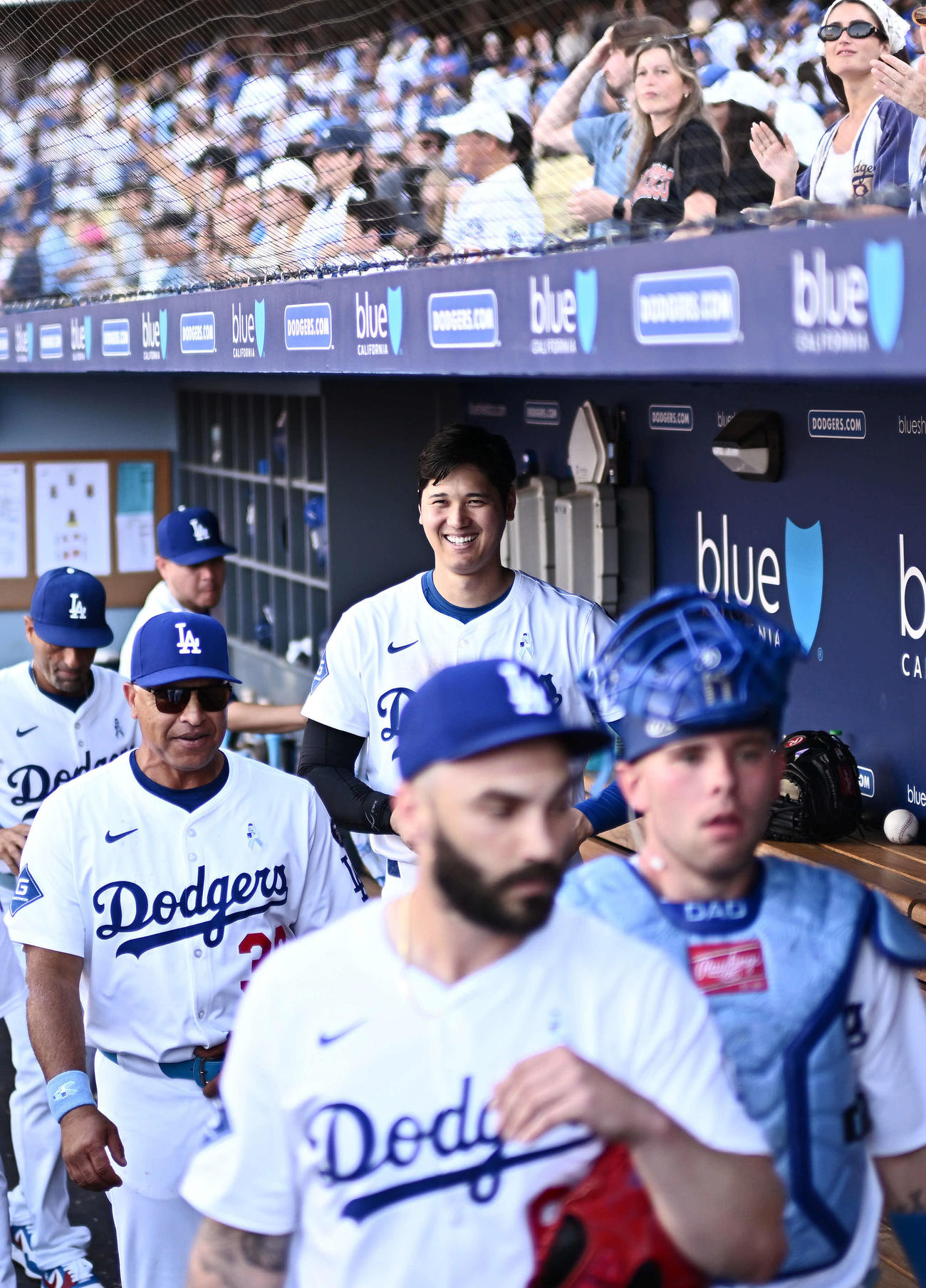 ドジャース対ジャイアンツ　試合後、ドジャース大谷（後方右）はロバーツ監督と談笑し引き揚げる（撮影・滝沢徹郎）